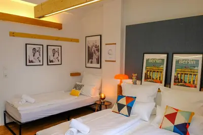 Ein Bett oder Betten in einem Zimmer der Unterkunft Berlin Roof&Chill Loft I OverTheTop 2-level I 170m2 I 2 Bäder I Bachelor I Familien I Gruppen I Events