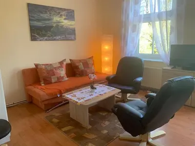 Ein Sitzbereich in der Unterkunft 1 Zimmer Wohnung in Trebbin mit PKW Stellplatz
