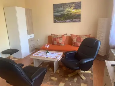 Ein Sitzbereich in der Unterkunft 1 Zimmer Wohnung in Trebbin mit PKW Stellplatz