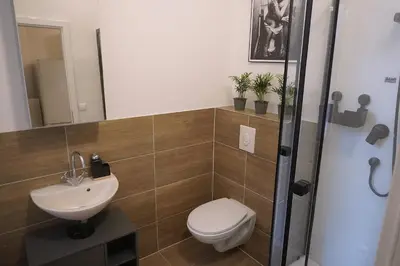 Ein Badezimmer in der Unterkunft Modernes Zuhause im Zentrum von Schöneberg