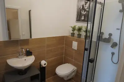 Ein Badezimmer in der Unterkunft Modernes Zuhause im Zentrum von Schöneberg