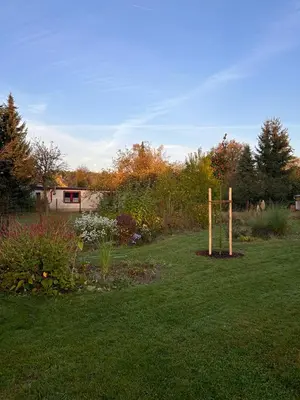 Ein Garten an der Unterkunft Auszeit in Märkische Schweiz