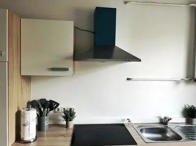 Küche/Küchenzeile in der Unterkunft HolidayHome Aparments I Spaceous Room in BER-Reinickendorf, 1 Min. to Metro Station
