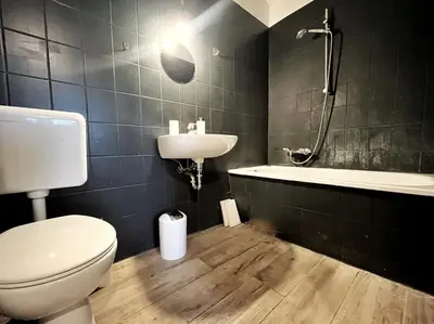 Ein Badezimmer in der Unterkunft HolidayHome Aparments I Spaceous Room in BER-Reinickendorf, 1 Min. to Metro Station