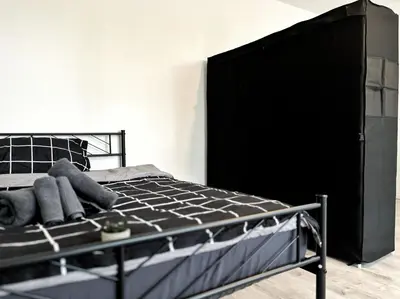 Ein Bett oder Betten in einem Zimmer der Unterkunft HolidayHome Aparments I Spaceous Room in BER-Reinickendorf, 1 Min. to Metro Station