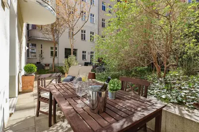 Ein Garten an der Unterkunft WINS67 - Modernes Apartment mit großer Terrasse in Top Lage