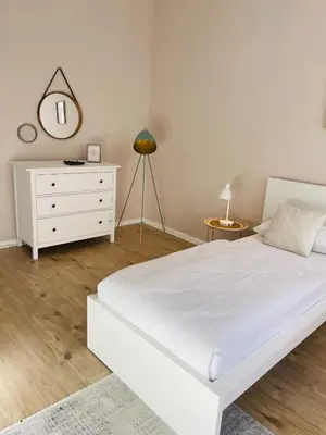 Ein Bett oder Betten in einem Zimmer der Unterkunft StadtOase - Im Kiez von Neukölln 3Zi 100qm