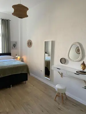 Ein Bett oder Betten in einem Zimmer der Unterkunft StadtOase - Im Kiez von Neukölln 3Zi 100qm
