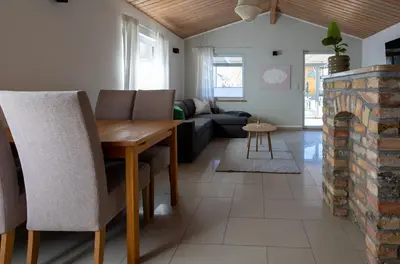 Ein Sitzbereich in der Unterkunft Bungalow zum Wohlfühlen