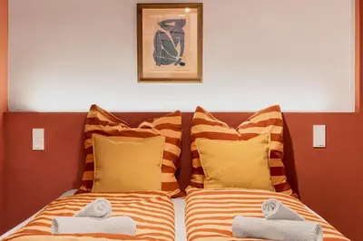 Ein Bett oder Betten in einem Zimmer der Unterkunft Poets Place Design Apartment in Kreuzberg