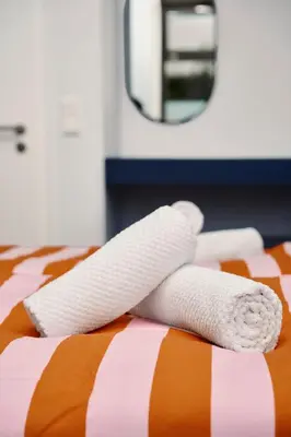 Ein Bett oder Betten in einem Zimmer der Unterkunft Poets Place Design Apartment in Kreuzberg
