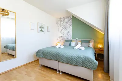 Ein Bett oder Betten in einem Zimmer der Unterkunft MAVA Homes Apartments