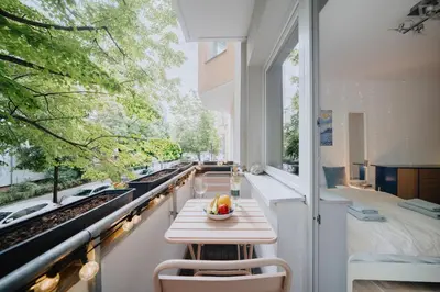Ein Balkon oder eine Terrasse in der Unterkunft Lovely Apartment with Balcony - Cozy , Near KaDeWe & Kurfürstendamm
