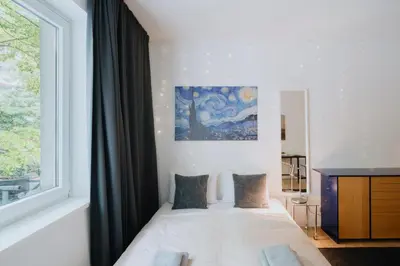Ein Bett oder Betten in einem Zimmer der Unterkunft Lovely Apartment with Balcony - Cozy , Near KaDeWe & Kurfürstendamm