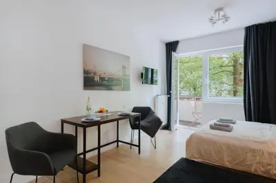 Ein Bett oder Betten in einem Zimmer der Unterkunft Lovely Apartment with Balcony - Cozy , Near KaDeWe & Kurfürstendamm