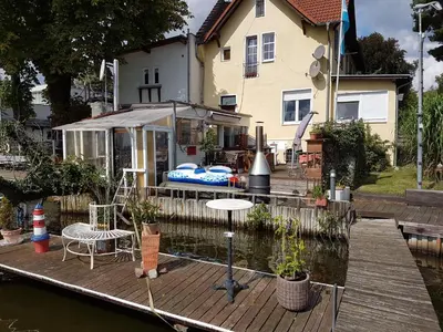 Ein Garten an der Unterkunft Wohnung im Terrassenhaus am See von Berlin