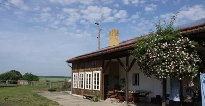Das Gebäude in dem sich das Ferienhaus befindet
