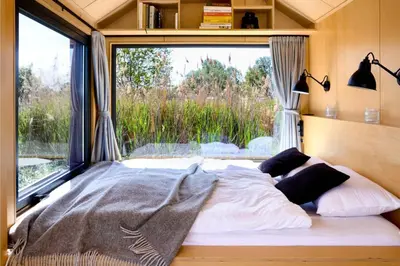 Ein Bett oder Betten in einem Zimmer der Unterkunft Offgrid Cabin am See in Brandenburg Tiny House Natururlaub bei Berlin