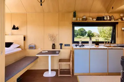 Küche/Küchenzeile in der Unterkunft Offgrid Cabin am See in Brandenburg Tiny House Natururlaub bei Berlin