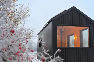 Offgrid Cabin am See in Brandenburg Tiny House Natururlaub bei Berlin im Winter