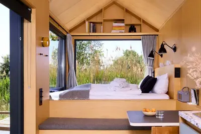 Ein Bett oder Betten in einem Zimmer der Unterkunft Offgrid Cabin am See in Brandenburg Tiny House Natururlaub bei Berlin