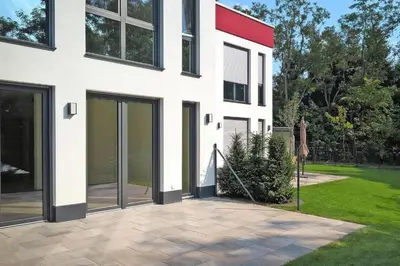 Ein Garten an der Unterkunft Appartement für 7 Personen in Strausberg