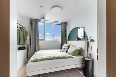 Ein Bett oder Betten in einem Zimmer der Unterkunft Urban Loft - 180 Skyline Balkon - 4SZ - HBF