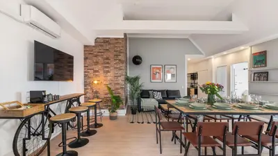 TV/Unterhaltungsangebot in der Unterkunft Urban Loft - 180 Skyline Balkon - 4SZ - HBF