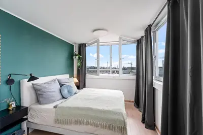 Ein Bett oder Betten in einem Zimmer der Unterkunft Urban Loft - 180 Skyline Balkon - 4SZ - HBF