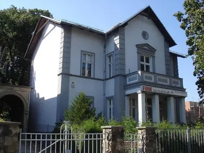 Das Gebäude in dem sich die Ferienwohnung befindet