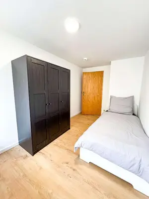 Ein Bett oder Betten in einem Zimmer der Unterkunft Large Apartment for Large Groups south of Berlin