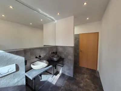 Ein Sitzbereich in der Unterkunft Monteurzimmer 2 Mit Seeblick