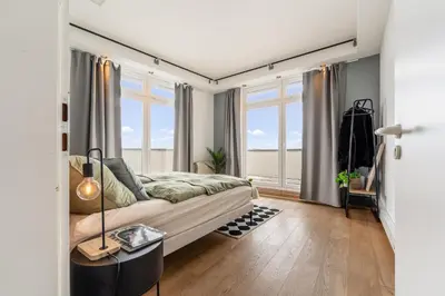 Ein Bett oder Betten in einem Zimmer der Unterkunft Urban Loft - 180 Skyline Balkon - 2 SZ - HBF