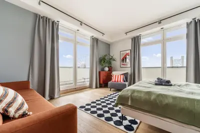 Ein Bett oder Betten in einem Zimmer der Unterkunft BIG Urban Loft - bis zu 20 Personen - 180qm - 180 Grad Skyline Balkon