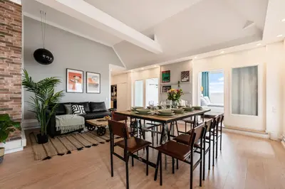 Ein Sitzbereich in der Unterkunft BIG Urban Loft - bis zu 20 Personen - 180qm - 180 Grad Skyline Balkon