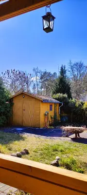 Ein Garten an der Unterkunft Ferienhaus Im Wäldchen in See Nähe