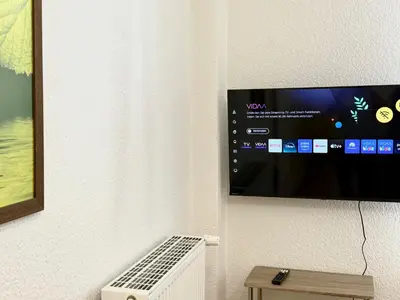 TV/Unterhaltungsangebot in der Unterkunft Sehr zentrale Wohnung für bis zu 6 Gäste - Nah gelegen zum Kurfürstendamm, Potsdamer Platz und Kreuzberg in 10 Minuten