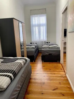 Ein Bett oder Betten in einem Zimmer der Unterkunft Sehr zentrale Wohnung für bis zu 6 Gäste - Nah gelegen zum Kurfürstendamm, Potsdamer Platz und Kreuzberg in 10 Minuten