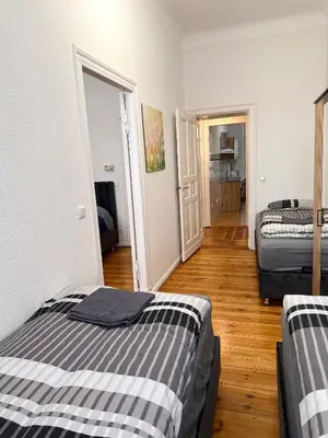 Ein Bett oder Betten in einem Zimmer der Unterkunft Sehr zentrale Wohnung für bis zu 6 Gäste - Nah gelegen zum Kurfürstendamm, Potsdamer Platz und Kreuzberg in 10 Minuten