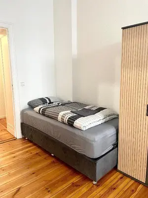 Ein Bett oder Betten in einem Zimmer der Unterkunft Sehr zentrale Wohnung für bis zu 6 Gäste - Nah gelegen zum Kurfürstendamm, Potsdamer Platz und Kreuzberg in 10 Minuten