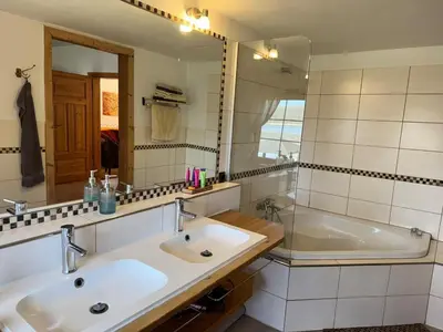 Ein Badezimmer in der Unterkunft Villa Wieck am See, mit Ruderboot