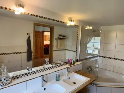 Ein Badezimmer in der Unterkunft Villa Wieck am See, mit Ruderboot