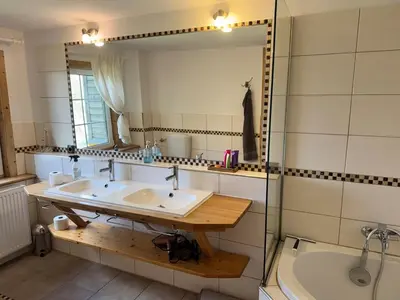 Ein Badezimmer in der Unterkunft Villa Wieck am See, mit Ruderboot