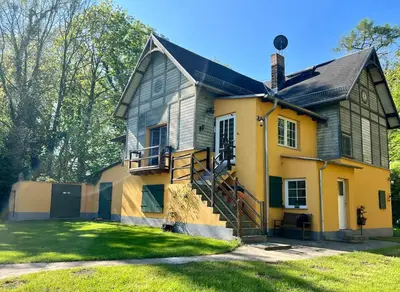 Das Gebäude in dem sich die Villa befindet