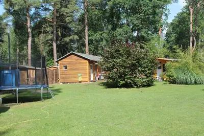Ein Garten an der Unterkunft Haus Waldidyll am See 1