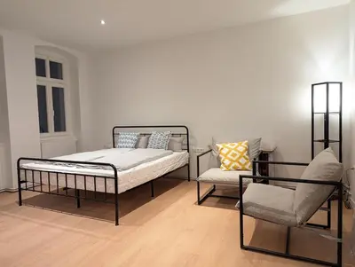 Ein Bett oder Betten in einem Zimmer der Unterkunft Neue Kiezwohnung im Hinterhof