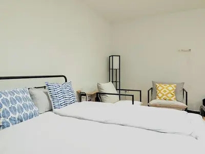 Ein Bett oder Betten in einem Zimmer der Unterkunft Neue Kiezwohnung im Hinterhof