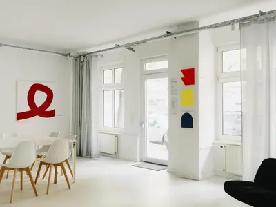 Ein Sitzbereich in der Unterkunft NOOK x Salon - Gallery-Apartment in Friedrichshain