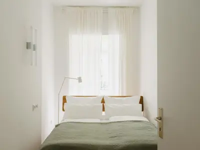 Ein Bett oder Betten in einem Zimmer der Unterkunft NOOK x Salon - Gallery-Apartment in Friedrichshain