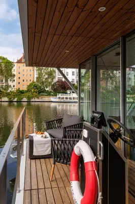 Blick auf einen Fluss in der Nähe des Hotels
